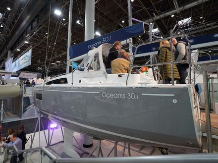 Parfait pour naviguer sur les lacs ou caboter sur les côtes, ce nouvel Oceanis est néanmoins un voilier de catégorie B, robuste et équipé pour des navigations hauturières. Parfait pour naviguer sur les lacs ou caboter sur les côtes, ce nouvel Oceanis est néanmoins un voilier de catégorie B, robuste et équipé pour des navigations hauturières.