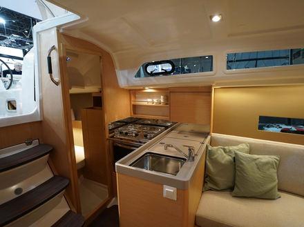 La grande salle de bains se divise entre toilettes d'un côté et douche-vasque de l'autre. Au pied de la descente, la cuisine en L compte des rangements hauts et bas, un frigo de 75 litres ainsi qu'un véritable four et feux de gaz. La grande salle de bains se divise entre toilettes d'un côté et douche-vasque de l'autre. Au pied de la descente, la cuisine en L compte des rangements hauts et bas, un frigo de 75 litres ainsi qu'un véritable four et feux de gaz.