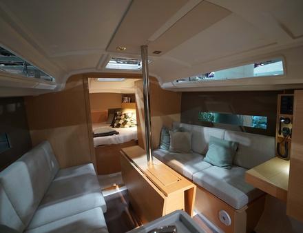 Les centimètres de longueur gagnés à la pointe et à l'arrière du bateau allouent aux deux belles cabines doubles un précieux espace de dégagement. Nautisme Article
