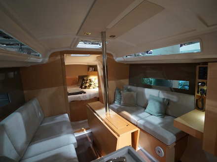 Les centimètres de longueur gagnés à la pointe et à l'arrière du bateau allouent aux deux belles cabines doubles un précieux espace de dégagement. Nautisme Article