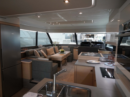 A bord, on profite de la vue panoramique à 360°, d'un immense salon équipé d'une table électronique (en option) ou encore de la cuisine ouverte située entre le salon et le cockpit. A bord, on profite de la vue panoramique à 360°, d'un immense salon équipé d'une table électronique (en option) ou encore de la cuisine ouverte située entre le salon et le cockpit.