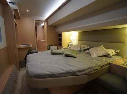 Dans la version Maestro, le MY40 poss&egrave;de trois cabines, dont deux double, et deux salles de bains.