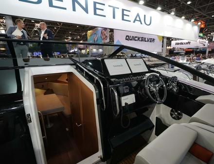 Bien équipé et confortable niveau assises, le poste de pilotage est décalé sur tribord avec un accès direct au centre vers la cabine. Nautisme Article