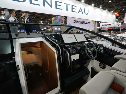 Bien équipé et confortable niveau assises, le poste de pilotage est décalé sur tribord avec un accès direct au centre vers la cabine. 