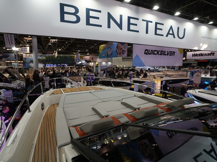 Un accès direct sur bâbord permet de rejoindre le pont avant. Le bain de soleil propose trois banquettes repliables de type sofa. Nautisme Article