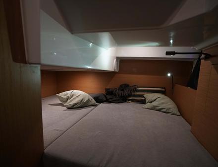 Un peu sombre et étriquée, la seconde cabine du Flyer 10 permet néanmoins d'accueillir une à deux personnes pour une nuit. Nautisme Article