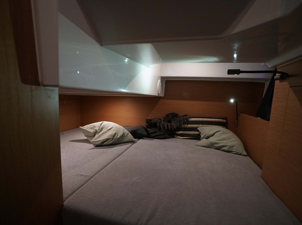 Un peu sombre et étriquée, la seconde cabine du Flyer 10 permet néanmoins d'accueillir une à deux personnes pour une nuit. Un peu sombre et étriquée, la seconde cabine du Flyer 10 permet néanmoins d'accueillir une à deux personnes pour une nuit.