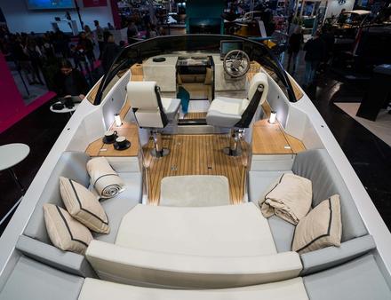 Le nouveau NY 24 se caractérise par un profond cockpit, deux sièges de pilotage high-tech et plusieurs espaces de vie. Nautisme Article