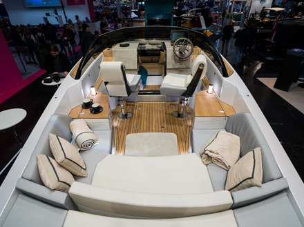 Le nouveau NY 24 se caractérise par un profond cockpit, deux sièges de pilotage high-tech et plusieurs espaces de vie.  Le nouveau NY 24 se caractérise par un profond cockpit, deux sièges de pilotage high-tech et plusieurs espaces de vie.