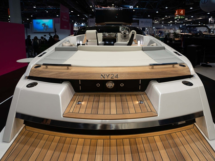 La ligne à la fois intemporelle et moderne du NY 24 est l'oeuvre des designers Alessio Battistini et Davide Bernardini du cabinet ideaeITALIA. La ligne à la fois intemporelle et moderne du NY 24 est l'oeuvre des designers Alessio Battistini et Davide Bernardini du cabinet ideaeITALIA.