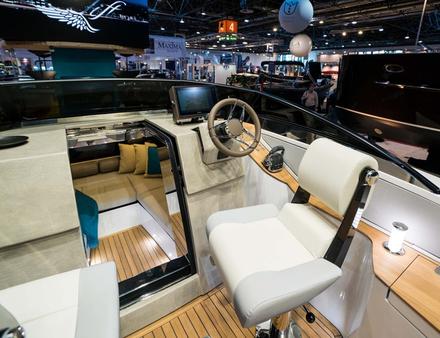 Doté d'un cockpit profond et d'une cabine d'appoint, le NY 24 arbore deux sièges de pilotage high-tech, un pont en teck et une finition particulièrement soignée niveau design. Nautisme Article