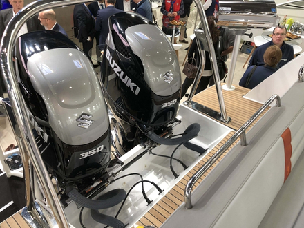 Proposé uniquement en version hors-bord, ce day-boat devrait dépasser les 40 noeuds en pointe avec ses deux moteurs de 350 chevaux maximum. Nautisme Article