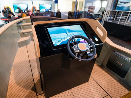 Les deux modèles devraient atteindre une vitesse maximale de 40 noeuds contre 25 noeuds en croisière. Ils possèdent une autonomie de 100 milles nautiques. Nautisme Article