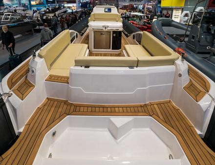 Côté confort, le semi-rigide propose au mouillage une banquette en U vers l'arrière, un immense bain de soleil avant de 2,50 mètres de long et plusieurs main-courantes. Nautisme Article