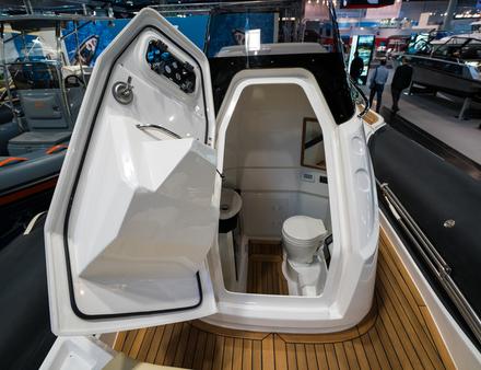 Devant le leaning post, une large console centrale « new look » arrive sur le Clubman 30, intègrant au passage un bloc douche/WC avec une hauteur sous barrots de 1,83 mètres. Nautisme Article