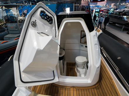 Devant le leaning post, une large console centrale « new look » arrive sur le Clubman 30, intègrant au passage un bloc douche/WC avec une hauteur sous barrots de 1,83 mètres. Nautisme Article