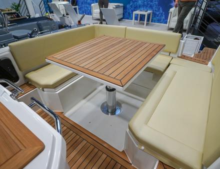 Parmi les options, on retiendra un plancher en teck ou encore une table sur vérin électrique à trois positions pour déjeuner ou agrandir le bain de soleil arrière. Nautisme Article