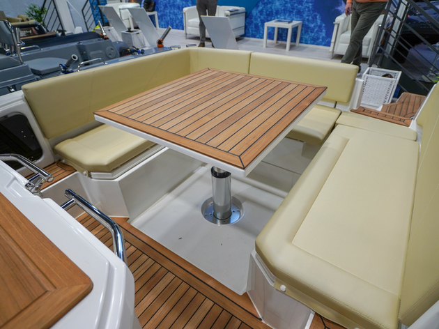 Parmi les options, on retiendra un plancher en teck ou encore une table sur vérin électrique à trois positions pour déjeuner ou agrandir le bain de soleil arrière. Nautisme Article