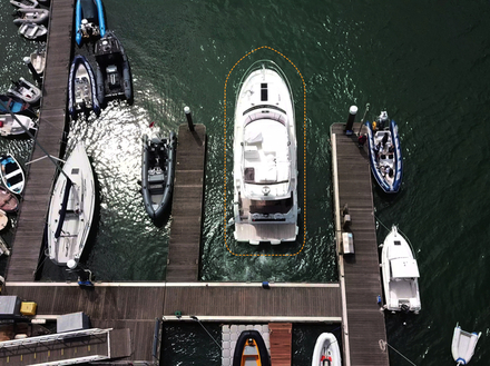 Grâce à la technologie Bumper, le système DockSense optimise la précision de pilotage du skipper pour créer un "pare-chocs virtuel", et faciliter l'amarrage.