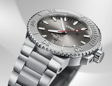 Etanche jusqu'à 300 mètres (30 bars), elle possède un boîtier en acier inoxydable de 43,50 mm de diamètre avec une lunette tournante unidirectionnelle de plongée. Nautisme Article