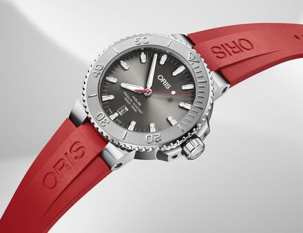 Plusieurs bracelets, dont un en métal, sont proposés. Son prix de vente public est de 1 800 euros sur bracelet métallique, 1 600 sur bracelet en caoutchouc et cuir. Nautisme Article