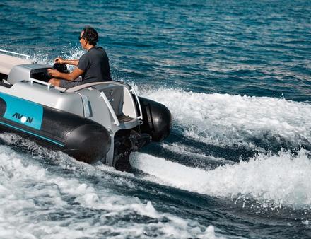 Le nouveau Deep Blue 100i 2400 très silencieux est dédié à la propulsion des vedettes et des bateaux planants et se distingue par une accélération impressionnante ! Nautisme Article