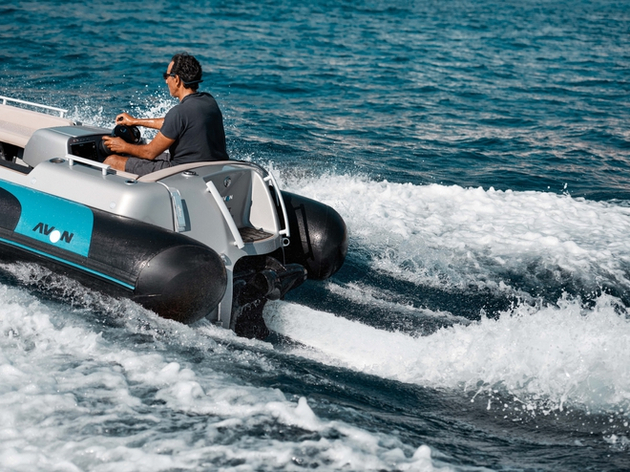 Le nouveau Deep Blue 100i 2400 très silencieux est dédié à la propulsion des vedettes et des bateaux planants et se distingue par une accélération impressionnante ! Nautisme Article