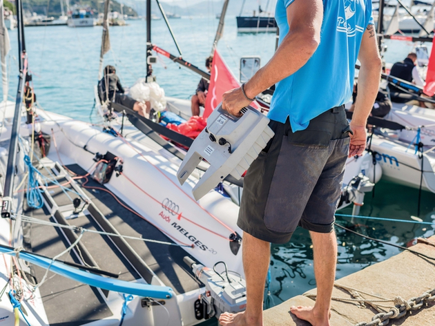 Le Travel 1103 C pèse en tout et pour tout, avec sa batterie, 17 kg dont 11 pour le composant le plus lourd. Le moteur est étanche IP67. Nautisme Article