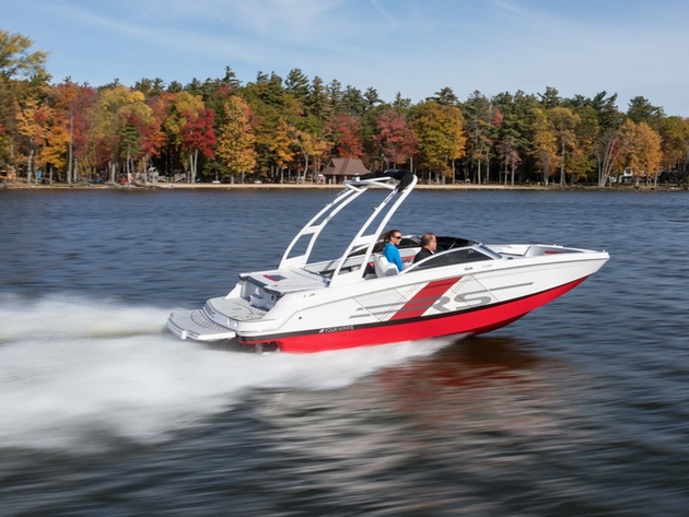 Le HD 200 est le plus petit de la gamme HD mais il offre malgré tout un véritable espace de vie à bord, entre confort et sportivité. Nautisme Article
