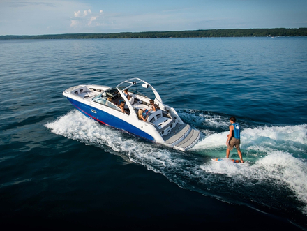 Le HD 240 Surf est &eacute;quip&eacute; du syst&egrave;me Forward Drive, pour encore plus de manoeuvrabilit&eacute; et de s&eacute;curit&eacute; dans la pratique des sports nautiques.
