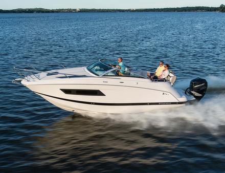 La gamme Vista (ici le Vista 255) est composée de cruisers design, confortables et sportifs, et disponibles en hors-bord ou inboard. Nautisme Article