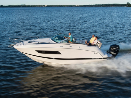 La gamme Vista (ici le Vista 255) est composée de cruisers design, confortables et sportifs, et disponibles en hors-bord ou inboard. La gamme Vista (ici le Vista 255) est composée de cruisers design, confortables et sportifs, et disponibles en hors-bord ou inboard.