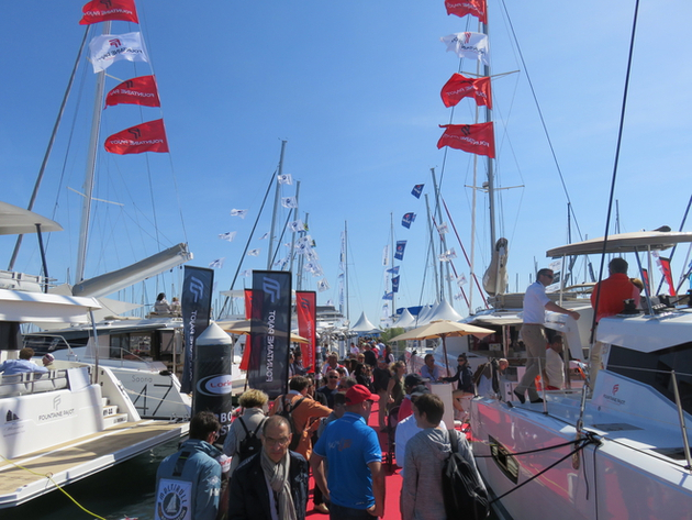 Le marché du multicoque est dynamique avec une production annuelle mondiale de 1 000 à 1 200 unités par an. Nautisme Article