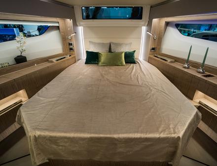 Située à la proue du bateau, la cabine propriétaire dispose d'une couchette double et d'un accès direct à une salle d'eau. Nautisme Article