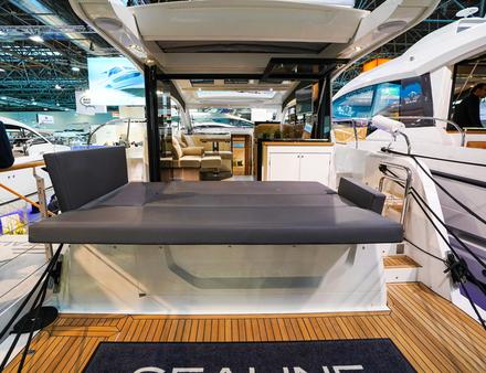 Au mouillage, la banquette arrière du cockpit se décline en un bain de soleil. Un barbecue extérieur est également prévu. Nautisme Article