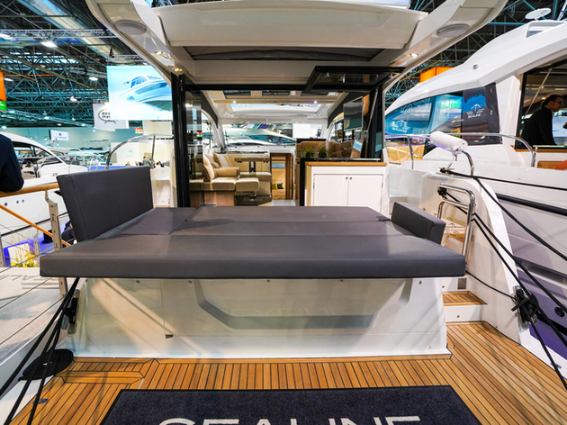 Au mouillage, la banquette arrière du cockpit se décline en un bain de soleil. Un barbecue extérieur est également prévu. Nautisme Article