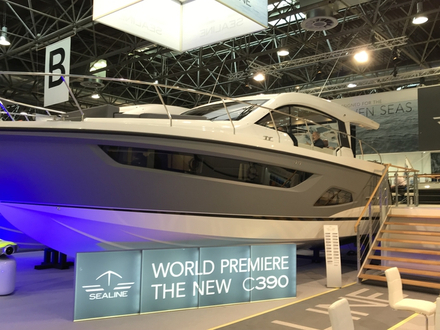 Présenté pour la première fois au salon de Düsseldorf, le nouveau Sealine C390 est une vedette sedan de 12 mètres au design particulièrement abouti.