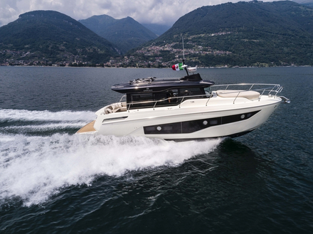 Cranchi présente son dernier modèle, premier de la gamme Crossover : le T36, aux allures de trawler et de sport-cruiser. Cranchi présente son dernier modèle, premier de la gamme Crossover : le T36, aux allures de trawler et de sport-cruiser.