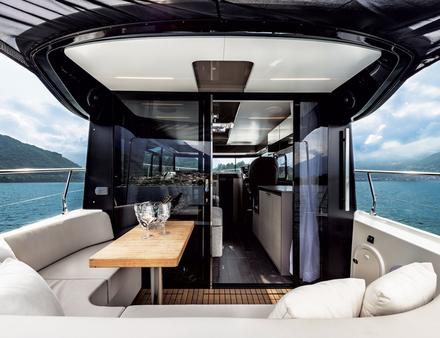 Il n'y a pas de séparations sur le pont, pour un sentiment de fluidité et des accès simples et directs entre l'intérieur et l'extérieur, l'avant et l'arrière. Nautisme Article