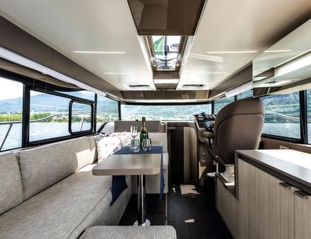 Sur le pont, le cockpit est fermé par une porte coulissante et de grandes baies vitrées. Il s'adapte parfaitement à des navigations sous le soleil de Méditerranée, ou dans le froid d'Europe du Nord. Nautisme Article