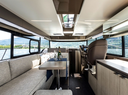 Sur le pont, le cockpit est fermé par une porte coulissante et de grandes baies vitrées. Il s'adapte parfaitement à des navigations sous le soleil de Méditerranée, ou dans le froid d'Europe du Nord. Sur le pont, le cockpit est fermé par une porte coulissante et de grandes baies vitrées. Il s'adapte parfaitement à des navigations sous le soleil de Méditerranée, ou dans le froid d'Europe du Nord.
