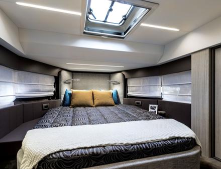 Pour le futur propriétaire, il est possible de choisir entre deux configurations : deux cabines et deux salles de bain, ou trois cabines et une salle de bain. Nautisme Article