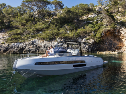Conçues par le designer Christian Grande à qui l'on doit déjà de belles réalisations dans l'univers du yachting, les bateaux Invictus se déclinent en deux gammes et treize modèles, de 19 à 37 pieds. Conçues par le designer Christian Grande à qui l'on doit déjà de belles réalisations dans l'univers du yachting, les bateaux Invictus se déclinent en deux gammes et treize modèles, de 19 à 37 pieds.