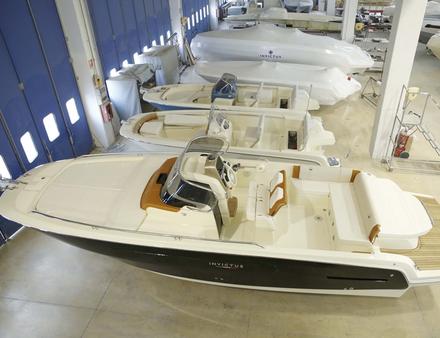 Les bateaux à moteur sont fabriqués à Borgia, dans le sud de l'Italie. Le site produit plus de 300 embarcations par an, de 19 à 37 pieds. Nautisme Article