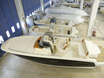 Les bateaux à moteur sont fabriqués à Borgia, dans le sud de l'Italie. Le site produit plus de 300 embarcations par an, de 19 à 37 pieds. Nautisme Article