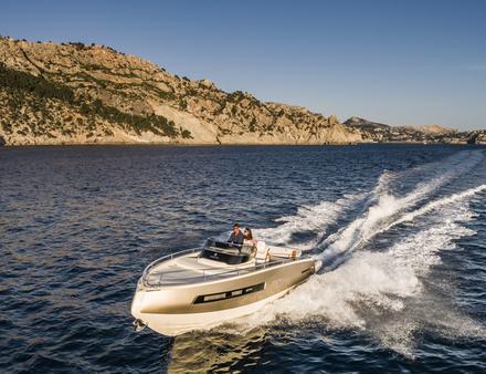 Ligne moderne, design asymétrique et finition luxueuse, le chantier italien joue la carte du chic et du Made in Italy. Nautisme Article