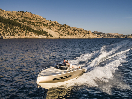 Ligne moderne, design asymétrique et finition luxueuse, le chantier italien joue la carte du chic et du Made in Italy. Nautisme Article