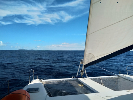 Avec quelques jours d'avance sur l'orage, nous avons levé l'ancre et quitté la belle baie de Port Elizabeth, cap vers le sud. Et dès notre arrivée nous sommes sous le charme...