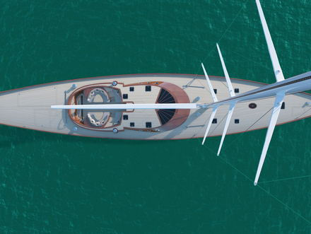 Plus grand yacht &agrave; m&acirc;t en bois construit au Royaume-Uni depuis Shamrock V dans les ann&eacute;es 30, le Spirit 111' sera &eacute;galement l'un des rares superyachts capables de naviguer sans &eacute;quipage professionnel.