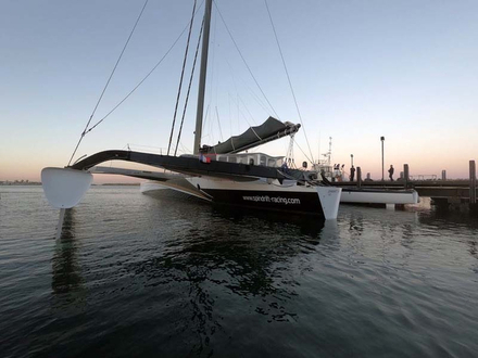 Le trimaran noir et or est enfin sécurisé dans le port de Fremantle en Australie. La meilleure solution et la plus rapide consiste à rapatrier Spindrift 2 par cargo. Le trimaran noir et or est enfin sécurisé dans le port de Fremantle en Australie. La meilleure solution et la plus rapide consiste à rapatrier Spindrift 2 par cargo.